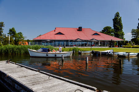 The family has rented a sloop from the boat rental at holiday park RCN de Potten