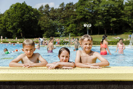 People swimming in the outdoor pool of holiday park RCN de Roggeberg