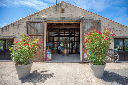 Main building of holiday park RCN la Ferme du Latois with restaurant, supermarket and Bistro