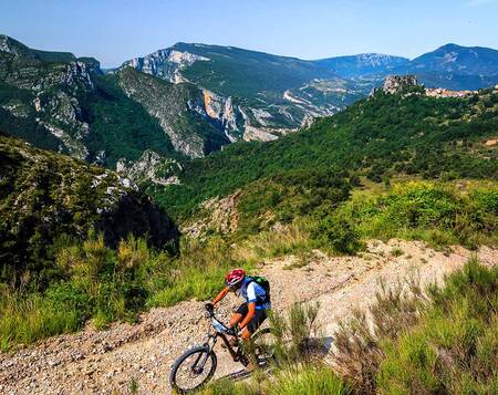 Man mountain biking in the vicinity of holiday park RCN les Collines de Castellane
