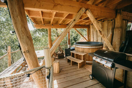 A tree house with a hot tub and barbecue at the Warredal Recreational Park