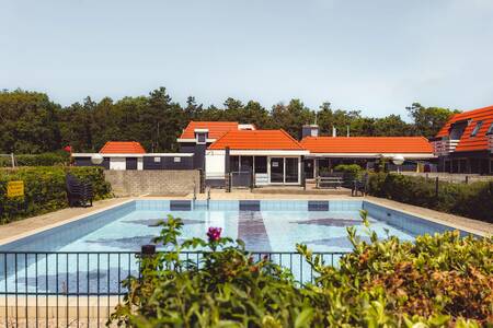 The outdoor pool of Roompot Apartment complex Bosch en Zee