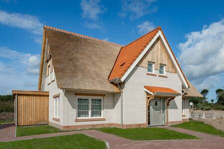 Large luxury detached holiday home at the Roompot Beach Resort Nieuwvliet-Bad holiday park