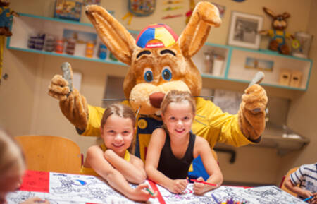 Girls crafting with Koos rabbit at holiday park Roompot Bospark Lunsbergen
