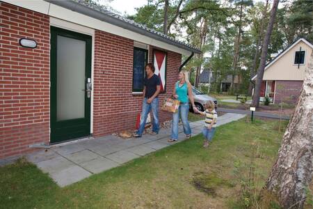 People at a holiday home at the Roompot Bospark Lunsbergen holiday park