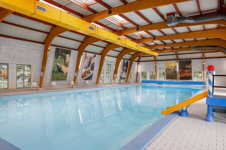 The indoor pool and slide at the Roompot Bospark Lunsbergen holiday park