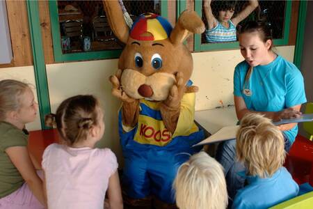 Children read a story with Koos rabbit at the Roompot Bospark 't Wolfsven holiday park