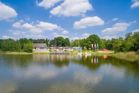 The recreational lake with the central building of holiday park Roompot Bospark 't Wolfsven