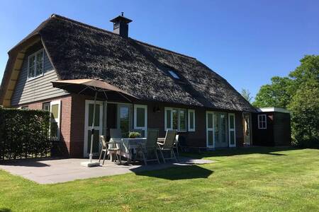 Detached holiday home with thatched roof in the Roompot holiday park Buitenplaats De Hildenberg