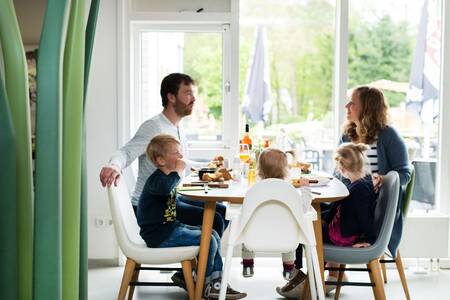 Family having dinner in the restaurant of Roompot Bungalowpark Hoenderloo