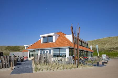 The center of the Roompot Callantsoog holiday park with bicycle rental, mini shop and restaurant