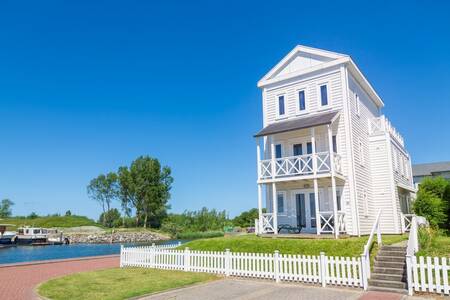 Detached holiday home on the water at the Roompot Cape Helius holiday park