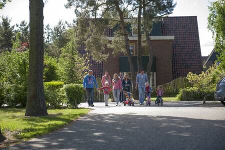 Family walks between the holiday homes at the Roompot De Katjeskelder holiday park