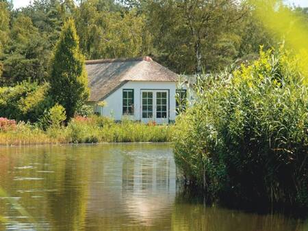 Thatched holiday home on the water at the Roompot De Veluwse Hoevegaerde holiday park