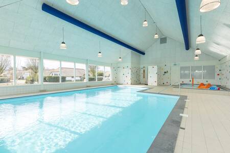 The indoor pool with a toddler pool at the Roompot De Veluwse Hoevegaerde holiday park