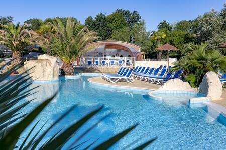 sun loungers by the outdoor pool of the Roompot Deux Fontaines holiday park