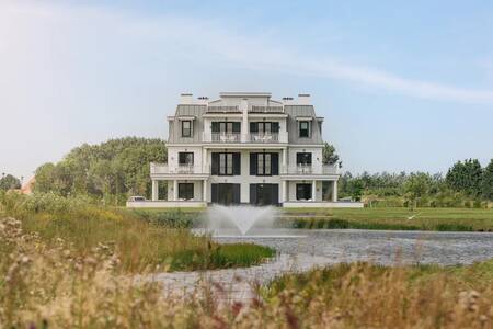 Apartments by a pond with a fountain at the Roompot Domein het Camperveer holiday park