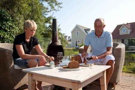 People barbecuing at a holiday home at Roompot Duynparc De Heeren van 's-Gravensande