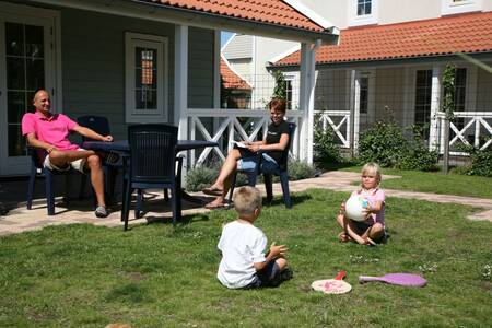 Children play in the garden of a holiday home at Roompot Duynparc De Heeren van 's-Gravensande