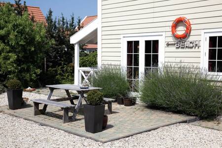 Picnic table in the garden of a holiday home at Roompot Duynparc De Heeren van 's-Gravensande