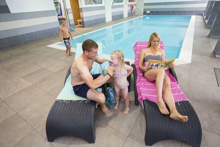 A family in the indoor pool of the Roompot Eifelpark Kronenburger See holiday park
