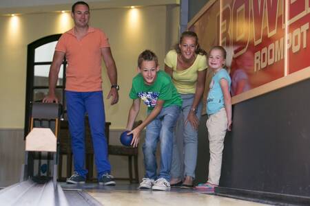 Family bowling on the bowling alley of the Roompot Ferienresort Bad Bentheim holiday park