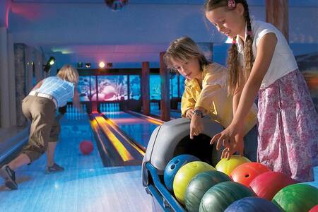 Family is bowling at the bowling alley of Roompot Holiday Park Aquadelta