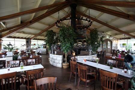 A restaurant at Roompot Holiday Park Emslandermeer