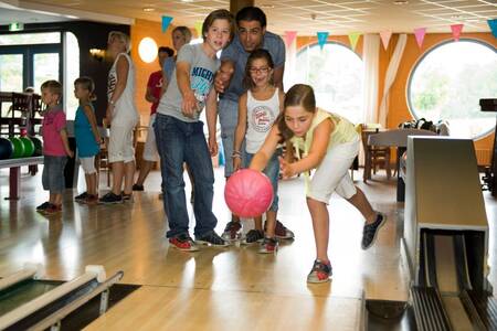 Family is bowling at the bowling alley of Roompot Holiday Park Hunzedal