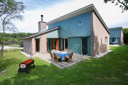 A holiday home with a garden at Roompot Vakantiepark Kijkduin