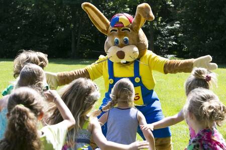 Children at the Koos rabbit entertainment program at Roompot Vakantiepark Weerterbergen