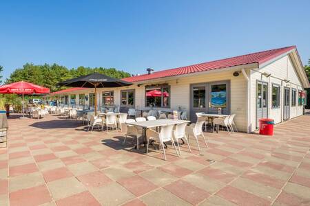 A cozy terrace at Holiday Park Roompot Kustpark Egmond aan Zee