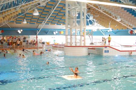 People in the large indoor pool of the Roompot Kustpark Texel holiday park