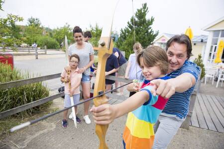 People are doing archery at the Roompot North Sea holiday park Résidence De Banjaard