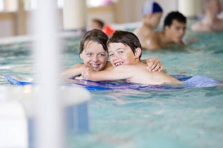 Children in the indoor pool of the Roompot Noordzee holiday park Résidence De Banjaard
