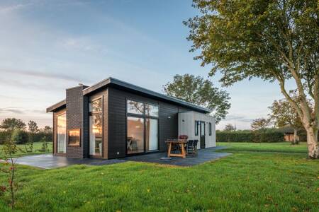 Detached holiday home with a spacious garden at the Roompot Park Zeedijk holiday park
