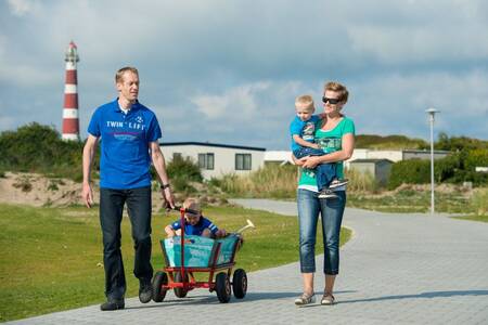 Familienwanderungen mit einem Bollerwagen über den Roompot Holiday Park Boomhiemke