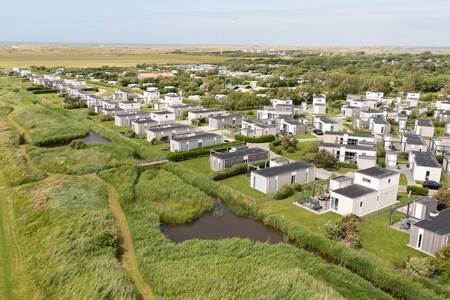 Luftaufnahme von freistehenden Ferienhäusern im Roompot Holiday Park Callassande