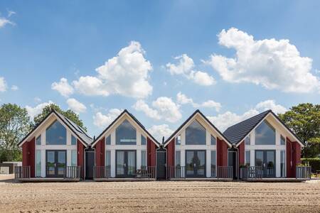 Chalets "Strandlodge" on the beach at the small-scale holiday park Roompot Waterpark Langelille