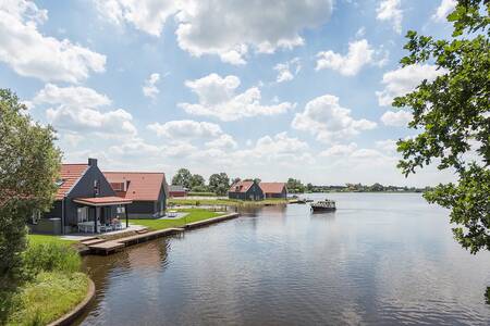 Holiday homes on the water at the small-scale holiday park Roompot Waterpark Langelille