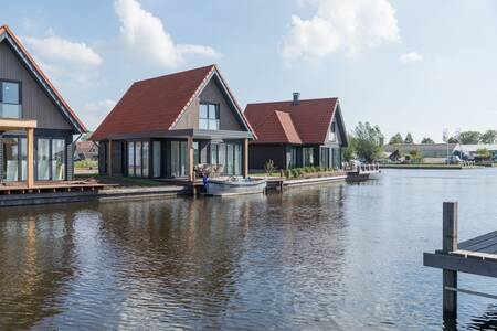 Holiday homes on the water at the small-scale holiday park Roompot Waterstaete Ossenzijl