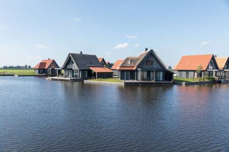 Holiday homes on the water at the small-scale holiday park Roompot Waterstaete Ossenzijl