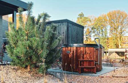 Hot tub at a holiday home at the Soof Retreats Soof Heuvelrug holiday park