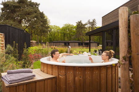 Hot tub at a holiday home at the Soof Retreats Soof Heuvelrug holiday park