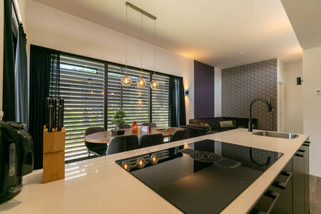 Kitchen living room of a holiday home at the Soof Retreats Soof Heuvelrug holiday park