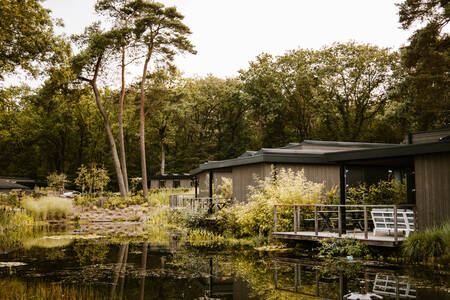 Holiday homes on the water at the Soof Retreats Soof Heuvelrug holiday park