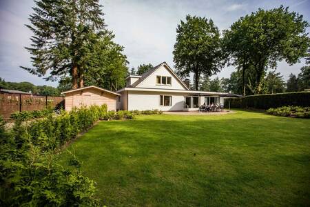 Holiday home with a spacious garden at the Topparken Bospark Ede holiday park
