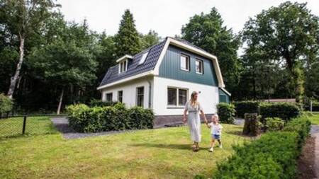 Mother with child in the garden of a villa for 10 people at the Topparken Bospark Ede holiday park