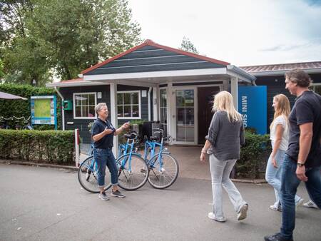 People rent bicycles at the bicycle rental at Topparken Recreatiepark de Wielerbaan