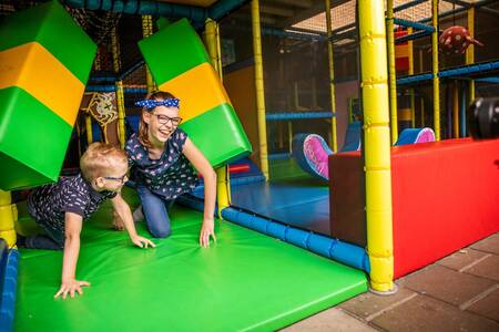 Children playing in the indoor playground of the Topparken Recreatiepark 't Gelloo